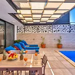 3 Bedroom - Outdoor And Indoor Pool וילה