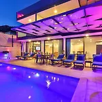 3 Bedroom - Outdoor And Indoor Pool *